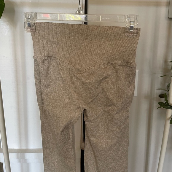 Amazon ribbed high waisted V-back leggings - Picture 2 of 4